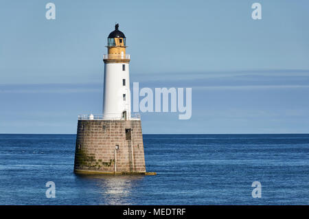 Rattray Head Lighthouse gerade weg von rattray Punkt in Aberdeenshire, Schottland, auf einer schönen Sommern Nachmittag in ruhigen Bedingungen. Stockfoto