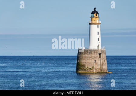 Rattray Head Lighthouse gerade weg von rattray Punkt in Aberdeenshire, Schottland, auf einer schönen Sommern Nachmittag in ruhigen Bedingungen. Stockfoto