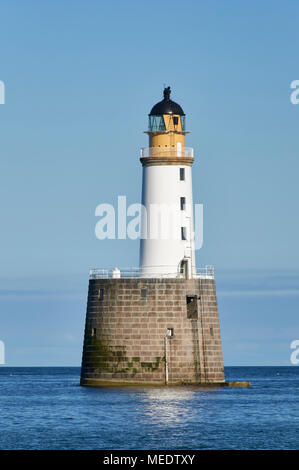 Rattray Head Lighthouse gerade weg von rattray Punkt in Aberdeenshire, Schottland, auf einer schönen Sommern Nachmittag in ruhigen Bedingungen. Stockfoto