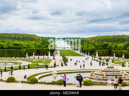 Touristen in der Nähe der Latonabrunnen Pool, gegenüber dem Hauptgebäude des Schlosses von Versailles Stockfoto