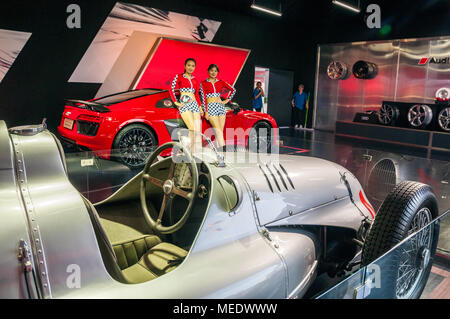 1938 Auto Union Typ D Grand Prix Wagen an einem Audi Sport Event auf dem Shanghai International Circuit mit einem roten Audi R8 und schöne chinesische Modelle i Stockfoto