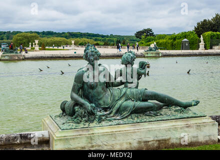 Teiche (Wasser Parterres) und Statuen vor dem Hauptgebäude des Schlosses von Versailles Stockfoto