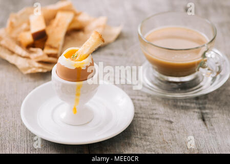 Das Eigelb fließt von gekochtes Ei auf toast Stockfoto