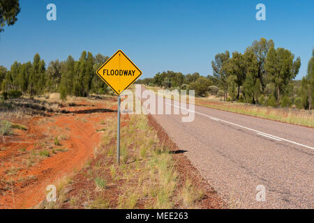 Floodway Schildern entlang der Luritja Road. Auch als Highway 3 bekannt. Northern Territory. Stockfoto