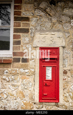 Traditionelle Metall rot Briefkasten in England Stockfoto