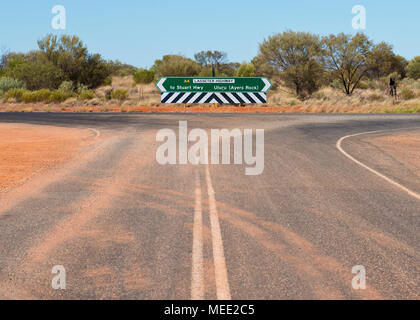 Schild auf Lasseter Highway nach Stuart Highway oder Uluru (Ayers Rock). Northern Territory Stockfoto