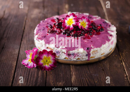 Käsekuchen mit weißer Schokolade, Beeren Soße auf der Oberseite Stockfoto