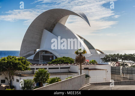 Santa Cruz de Tenerife, Kanarische Inseln, Spanien - Dezember 11, 2018: Der berühmte Oper Concert Hall, der Heimat des Orquesta Sinfonica de Tenerife, entworfen von Stockfoto