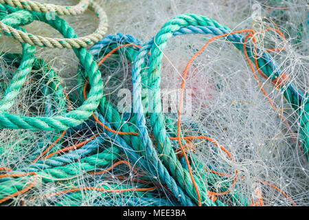 Ein kabelsalat Fischernetze Kunststoff Seil und andere Verschmutzungen auf Ein kornisches Strand ideal für eine ökologische Gefährdung oder Verunreinigung Konzept gewaschen Stockfoto