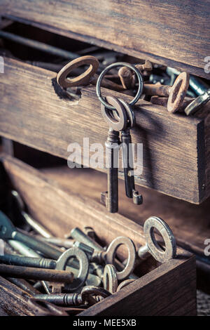 Holzkiste mit Tasten in alten Schlosser Werkstatt Stockfoto