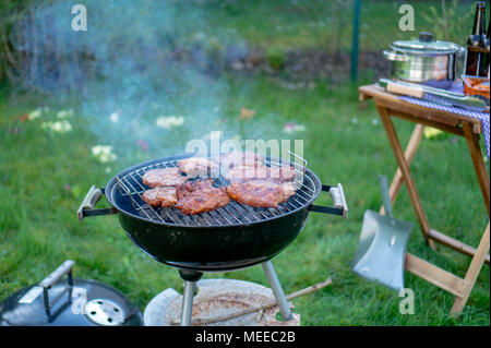 Grill - Gegrilltes Huhn, Schwein, Spare Ribs, Wurst und auf dem Grill Stockfoto