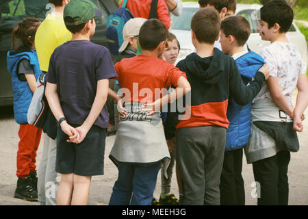 Tscherven bryag, Bulgarien, 15. April 2018: Rückansicht des Gruppe von Kindern (Jungen) versammelten sich auf der Straße und Reden Stockfoto