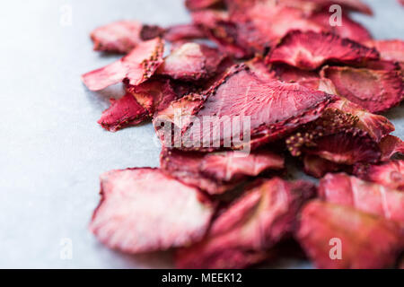 Getrocknete Erdbeeren Schichten bereit zu essen. Ökologische Lebensmittel. Stockfoto