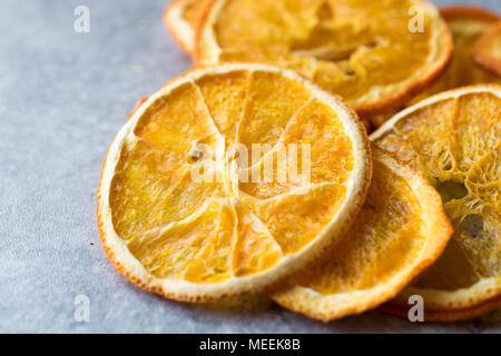 Getrocknete Orangenscheiben bereit zu essen. Ökologische Lebensmittel. Stockfoto