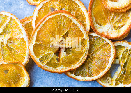 Getrocknete Orangenscheiben bereit zu essen. Ökologische Lebensmittel. Stockfoto