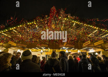 Traditionelle Weihnachtsmarkt oder Weihnachtsmarkt in Bonn, Nordrhein-Westfalen, Deutschland. Stockfoto