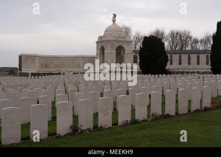 Tyne Cot Friedhof, Zonnebeke, West Vlaanderen Belgien. Die meisten sind unmarked Graves. Wenn Sie genau hinsehen, können Sie identifiziert Gräber. Stockfoto