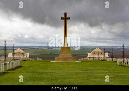 Villers Bretonneux (Frankreich) Memorial AIF über die umliegende Landschaft mit Morgennebel suchen. Stockfoto