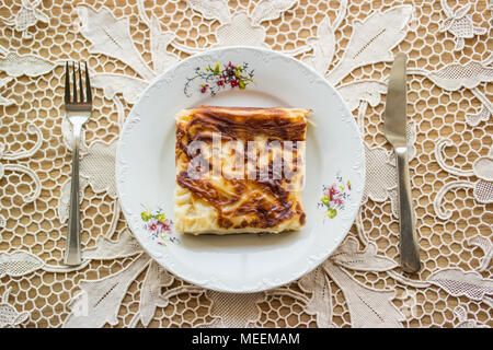 Su Boregi/Türkischen Patty mit Tee auf Holz- Oberfläche. Stockfoto