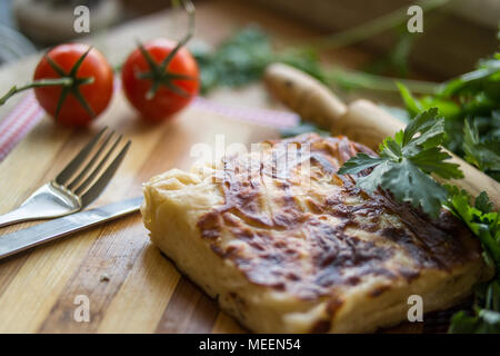 Su Boregi/Türkischen Patty mit Tee auf Holz- Oberfläche. Stockfoto