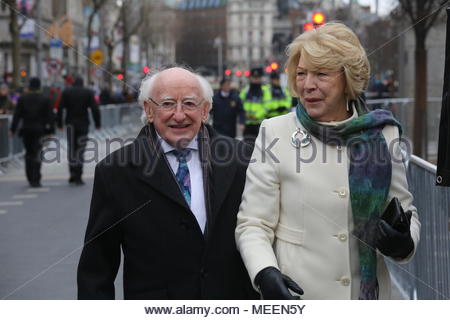 Präsident Michael Higgins und seine Frau Sabina ein Rundgang in Dublin genießen nach der Osterfeierlichkeiten in der O'Connell Street. Credit: reallifephotos/Alamy Stockfoto