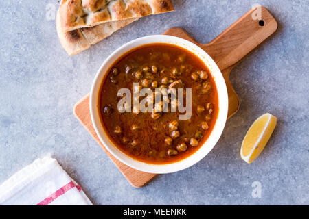 Hausgemachte Okra (Gumbo) Suppe mit Brot. Traditionelle Speisen. Stockfoto