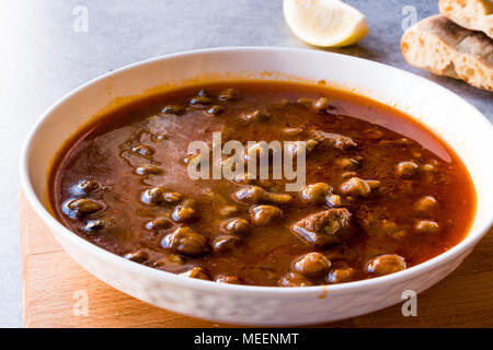 Hausgemachte Okra (Gumbo) Suppe mit Brot. Traditionelle Speisen. Stockfoto