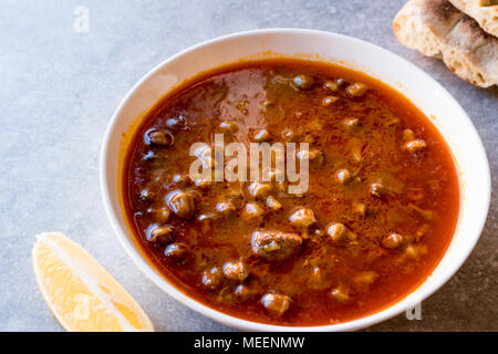 Hausgemachte Okra (Gumbo) Suppe mit Brot. Traditionelle Speisen. Stockfoto