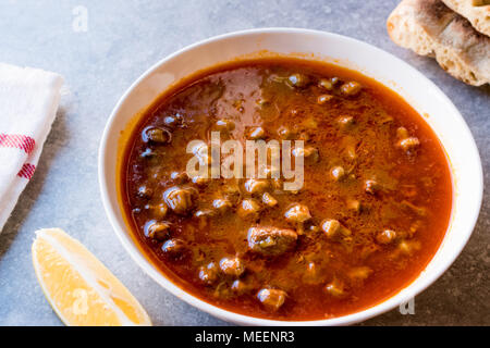 Hausgemachte Okra (Gumbo) Suppe mit Brot. Traditionelle Speisen. Stockfoto