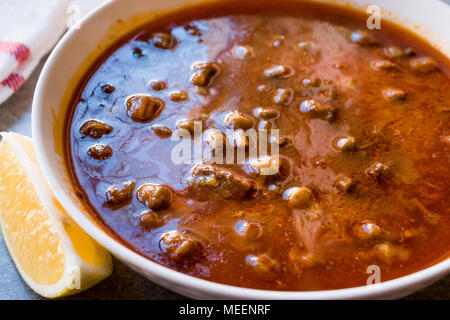 Hausgemachte Okra (Gumbo) Suppe mit Brot. Traditionelle Speisen. Stockfoto