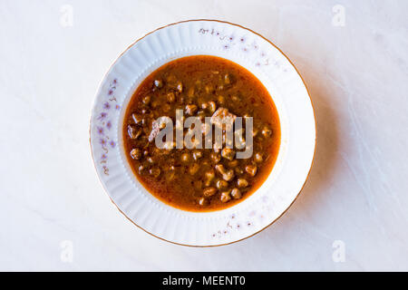 Hausgemachte Okra (Gumbo) Suppe mit Brot. Traditionelle Speisen. Stockfoto