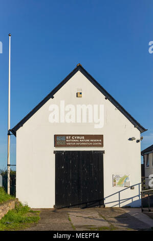 Die Besucher Information Center, die verwendet ein Rettungsboot Station zu sein, steht im St Cyrus National Nature Reserve am späten Abend licht geschlossen. Stockfoto