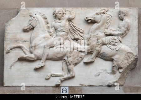 London. England. Parthenon Frieze (Elgin Marbles), zwei Reiter aus dem Westen Fries, British Museum, vom Parthenon auf der Akropolis in Athen, c Stockfoto