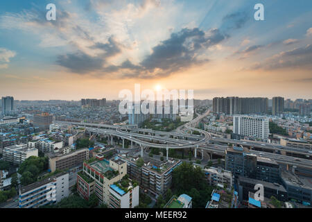 Chengdu, Provinz Sichuan, China - 24 Juli 2017: YingMenKou Interchange bei Sonnenuntergang Stockfoto