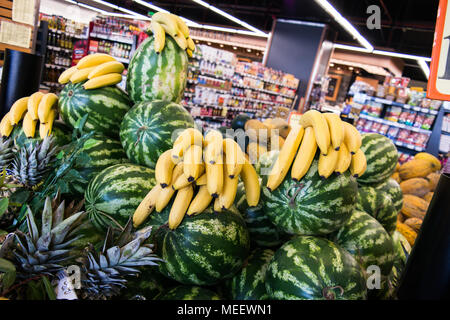 Bananen auf die Wassermelonen im Supermarkt Stockfoto