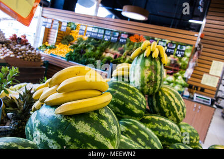 Bananen auf die Wassermelonen im Supermarkt Stockfoto