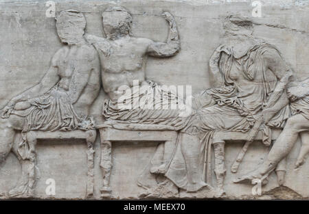 London. England. British Museum, Parthenon-fries (Elgin Marbles), Olympischen Götter auf Stühlen sitzt, von der Parthenon auf der Akropolis in Athen, Ca. Stockfoto