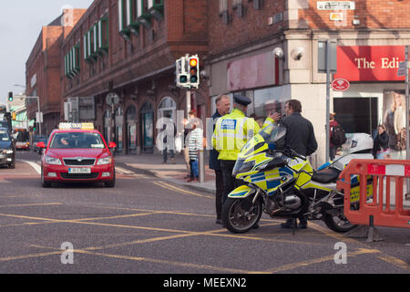 Gardasee Offiziere am Ende von Patrick Street, die derzeit eine Auto Verbot ab 3:00 Uhr bis 18:30 Uhr, mit Ausnahme der öffentlichen Verkehrsmittel. Stockfoto