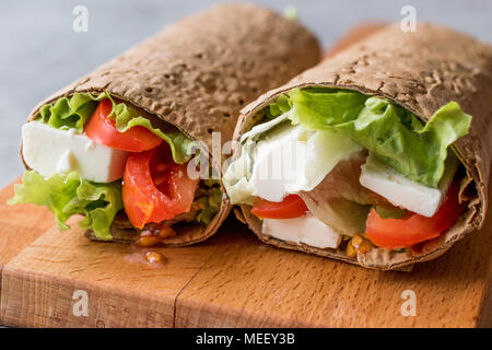 Kalorienarme Diät Wrap mit Käse, Tomaten und Salat. Ökologische Lebensmittel. Stockfoto