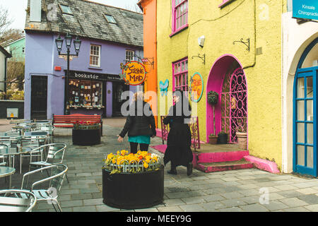 April 17th, 2018, Kinsale, County Cork, Irland - bunte Häuser in Newman's Mall und die Market Street in Kinsale Stockfoto