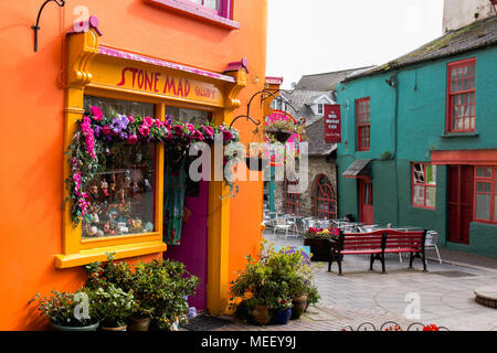 April 17th, 2018, Kinsale, County Cork, Irland - bunte Häuser in Newman's Mall und die Market Street in Kinsale Stockfoto