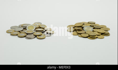 Ein Haufen von Münzen, die polnische Währung PLN/polnischen Zloty und der europäischen Währung EURO isoliert auf weißem Hintergrund mit Freistellungspfaden. Stockfoto