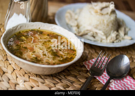 Traditionelle türkische Hühnerbrühe-Suppe mit Huhn auf Reis Pilav (tavuklu pilav) Stockfoto