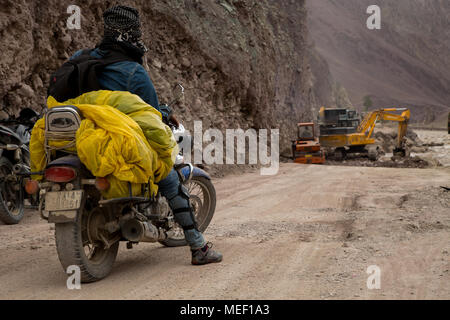 Leh Ladakh ist der Biker Himmel und in diesem Foto ein Biker wartet auf der Straße Reparaturarbeiten abgeschlossen sein, so dass er seine Reise fortsetzen können Stockfoto