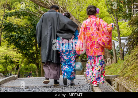 Japanische Familie wandern in Kyoto Kiyomizu dera Tempel Park, Japan Stockfoto