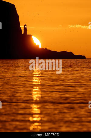 Die Sonne über Bass Rock Leuchtturm in der Erhabene in der Nähe von North Berwick, East Lothian. Stockfoto