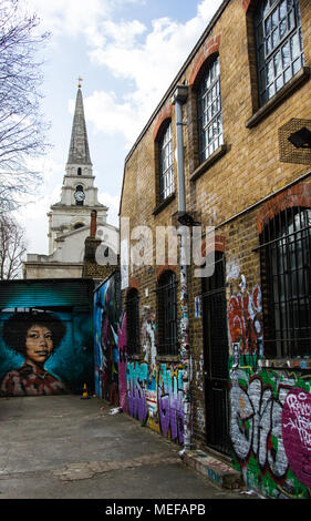 Londoner Straßen mit Street Art. Kiesig und das städtische Leben mit einer Nachricht Stockfoto