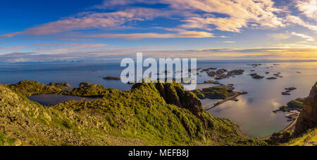 Blick vom Mount Festvagtinden oberhalb des Dorfes Henningsvær in Norwegen Stockfoto