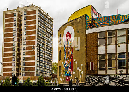 Geisha Girl wacht über Hackney. Street Art Straßenszene in Hackney, London Stockfoto