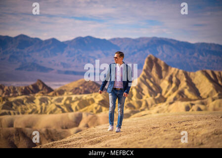 Junger Mann allein in der Wüste von Death Valley Stockfoto